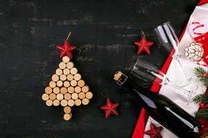 neujahrsdekoration mit weihnachtsbaum aus weinkorken und einer flasche champagner. Weihnachtshintergrund. Ansicht von oben. foto