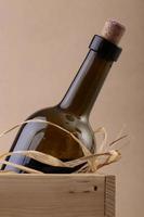 entkorkte Flasche Wein in Box foto