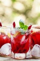 roter Cocktail mit Grapefruit und Eis foto