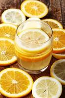 Getränk und Stapel von Zitrusfruchtscheiben. Orangen und Zitronen.