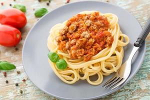 Spaghetti Bolognese mit Basilikum foto
