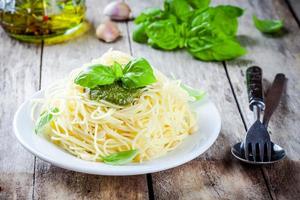 Spaghetti mit Pesto-Sauce und Basilikum foto