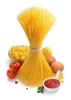 Bündel Spaghetti isoliert auf Weiß
