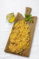 frische hausgemachte Spaghetti auf einem Schneidebrett foto
