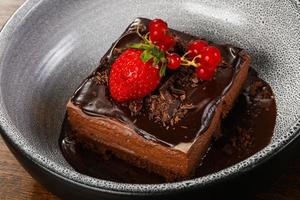 süßer Schokoladenkuchen, serviert mit Erdbeeren foto