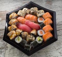 Sushi-Rolle lokalisiert auf weißem Hintergrund