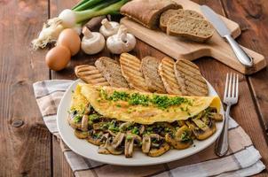 rustikales Omelett mit Pilzen auf Schnittlauch foto