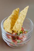 Tortillachips mit Salsa-Dip foto