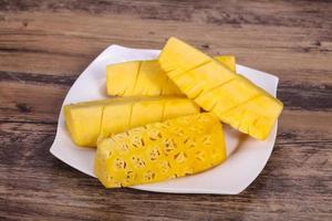 in Scheiben geschnittene süße reife leckere Ananas foto