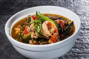 japanische Suppe mit Meeresfrüchten foto