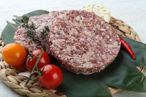 rohes Burgerschnitzel foto