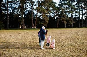 mutter mit vier kindern im valtice park, tschechische republik. foto