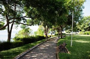 grüner park mit bänken in der stadt nesebar. foto