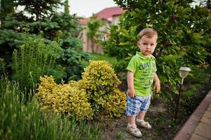 lustiger kleiner junge im hofspiel. foto