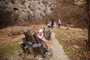 familie auf dem turold science trail, mikulov, tschechische republik lernen sie arten von steinrassen kennen. foto