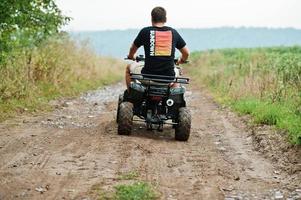 mann, der vierrad-atv-quad fährt. foto