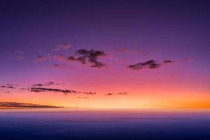 schöner himmel vor sonnenaufgang auf meereshintergrund. foto