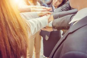 Teamwork-Erfolgskonzept, Geschäftsleute, die sich den Händen außerhalb des Hintergrunds der Bürostadt anschließen. foto