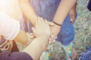 Teamwork-Erfolgskonzept, Gruppe von Kindern, die sich den Händen anschließen, unscharfer Hintergrund foto