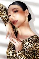 sexy asiatische frau im strumpfhosenkleid mit leopardenmuster. foto