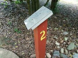 Nummer 2 Schild mit Oberfläche auf Holzpfosten auf Minigolfplatz foto