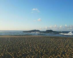 Sand und Wellen am Strand in Isabela, Puerto Rico mit Kreuz foto