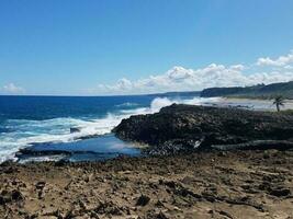 Meerwasser und Wellen mit Sand am Strand in Isabela, Puerto Rico foto