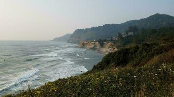 Strand- und Meerwasser mit Wellen in Newport, Oregon foto