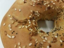 Bagel mit Zwiebeln und Sesam und Mohn foto