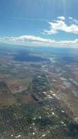 Blick aus dem Flugzeugfenster Landschaft mit Seen und Häusern foto