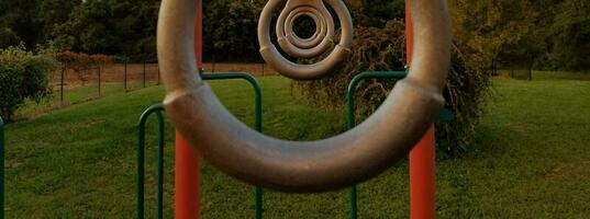 Metallringe auf einem Spielplatz foto