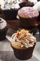 verschiedene schicke Gourmet-Cupcakes mit Zuckerguss foto
