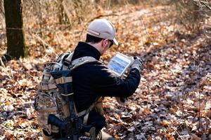 Männchen aus privater Militärfirma mit Gewehr im Wald foto