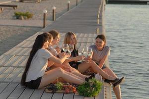 sommerfest junger schöner frauen mit wein, seebad entspannen an sonnigen tagen foto