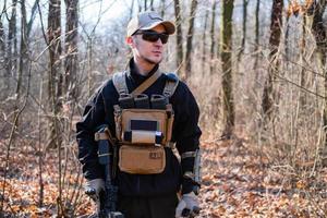 Männchen aus privater Militärfirma mit Gewehr im Wald foto