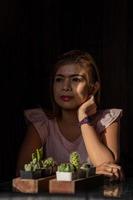 Porträt einer Thailänderin mit dunklem Hintergrund. foto