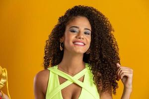 schönes afrikanisch-amerikanisches Mädchen mit einem Afro-Frisurlächeln. Schönheitsporträt einer afroamerikanischen Frau mit Afro-Frisur und Glamour-Make-up. brasilianische junge Frau. foto