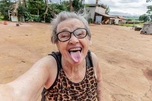 ältere Bäuerin macht ein Selfie. foto