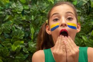 Fußballfan, brasilianische Mannschaft. Weltmeisterschaft. schönes kleines Mädchen, das ihr Team anfeuert foto