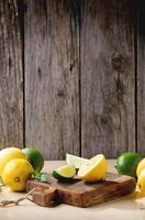 Zitronen und Limetten foto