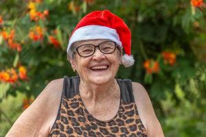 ältere frau in weihnachtsmütze smilling. foto