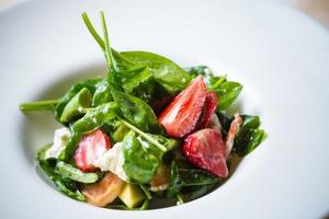 frischer Salat mit Erdbeeren, Ziegenkäse und Garnelen foto