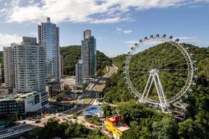 brasilien, märz 2022 - luftaufnahme der stadt balneario camboriu foto