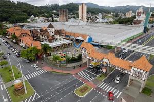 brasilien, märz 2022 - luftdrohnenansicht der stadt blumenau foto