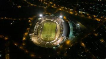 brasilien, jul 2019 - luftaufnahme des stadions santa cruz botafogo bei nacht. foto