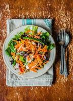 gesunder Salat mit Karotten, Mandeln und Käse