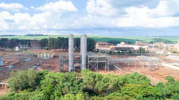 Verarbeitungsanlage für Zuckerrohrindustrie in Brasilien. Zuckerrohrpflanze, die erneuerbare Energie produziert. Äthanol. foto