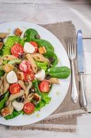 Salat mit Nudeln und Gemüse foto