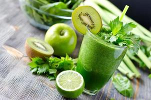 gesundes grünes Smoothie-Getränk mit Spinat und Sellerie foto