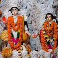 göttin durga mit traditionellem blick in nahansicht bei einem südkolkata durga puja, durga puja idol, einem größten hindu-navratri-festival in indien foto